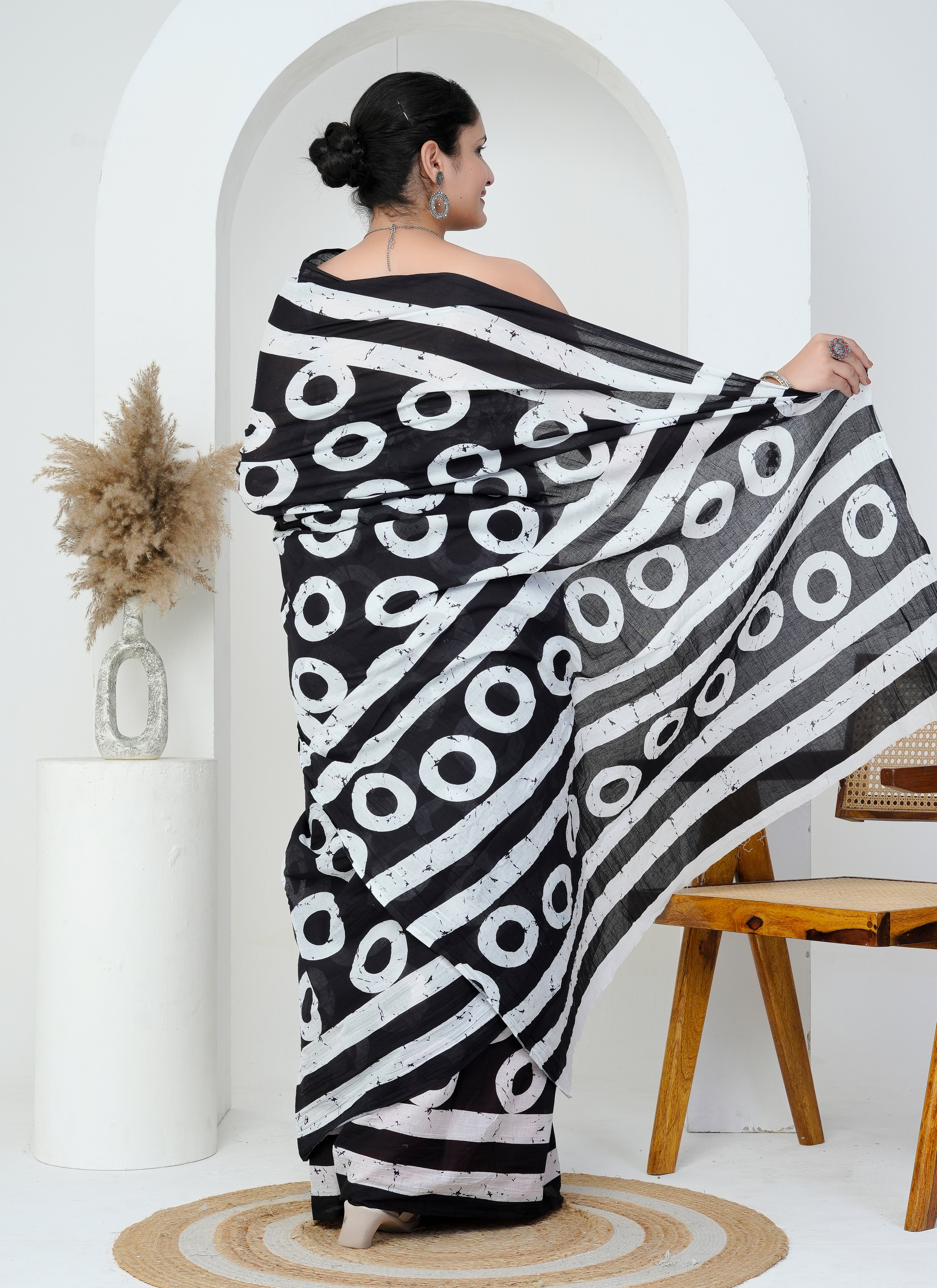 Black and White Circle Print Hand Printed Cotton Saree